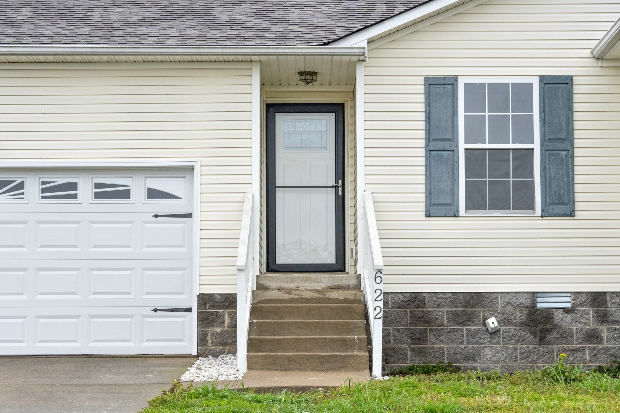 622 Avondale Road Oak Grove, KY 42262 - Photo 2 of 29 a front view of a house with garage
