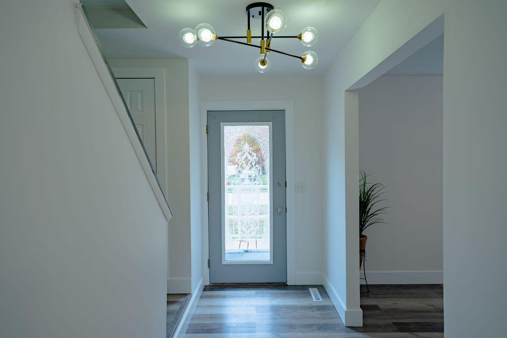 1449 Leonard Avenue Muskegon, MI 49442 - Photo 12 of 25 front hallway