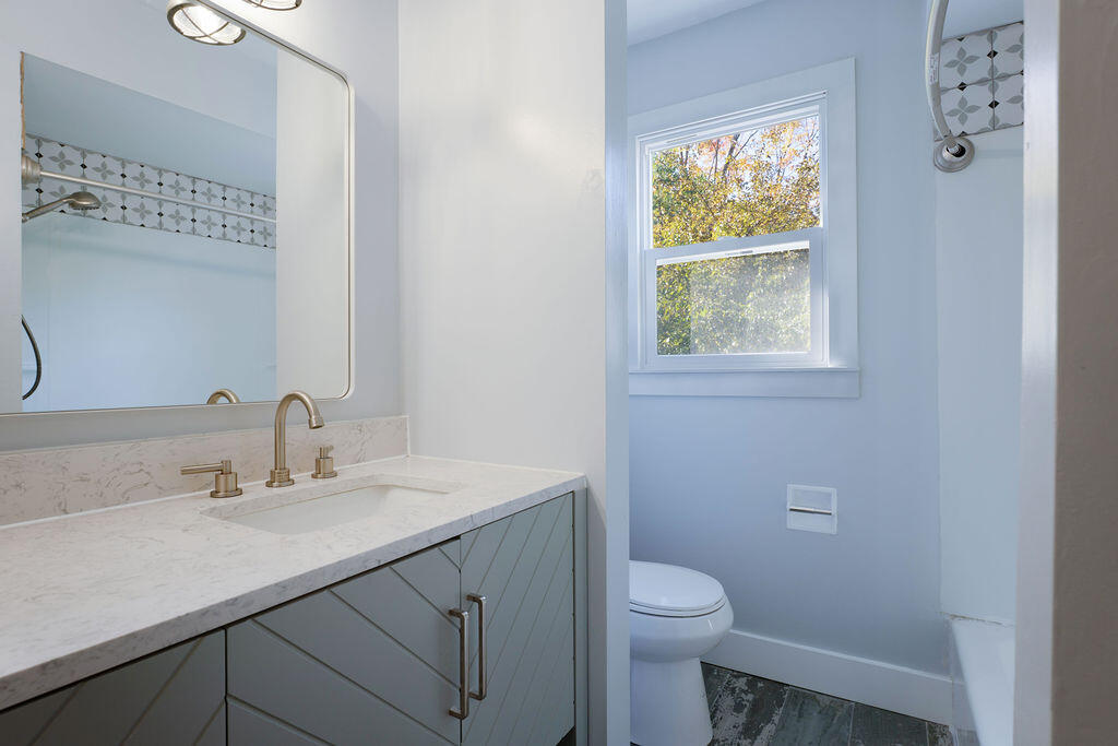1449 Leonard Avenue Muskegon, MI 49442 - Photo 23 of 25 Bathroom