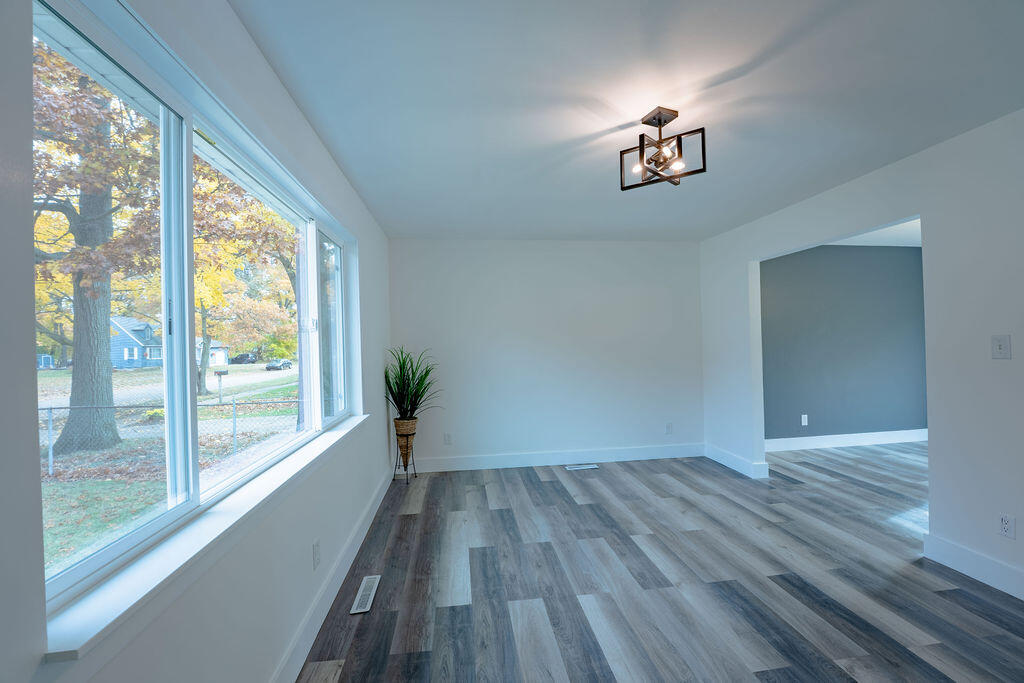 1449 Leonard Avenue Muskegon, MI 49442 - Photo 10 of 25 living room