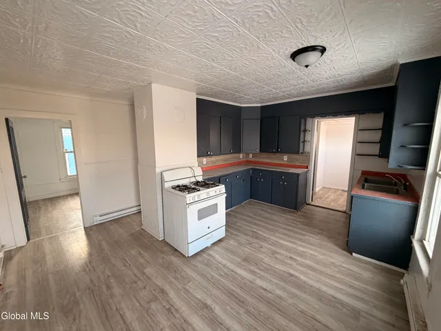 $1,200 | 54 Arch Street, Unit UP, Amsterdam, NY 12010