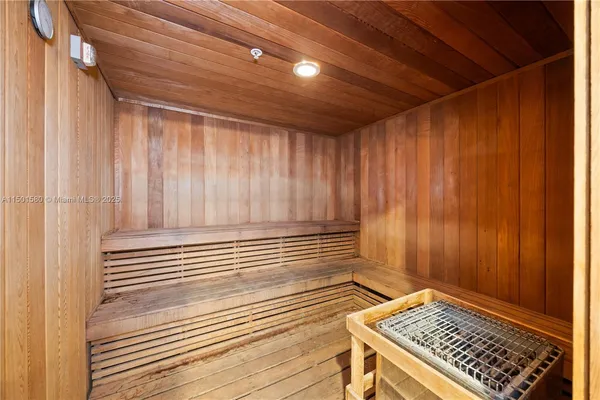 $9,000 | 6365 Collins Avenue, Unit 4106, Miami Beach, FL 33141