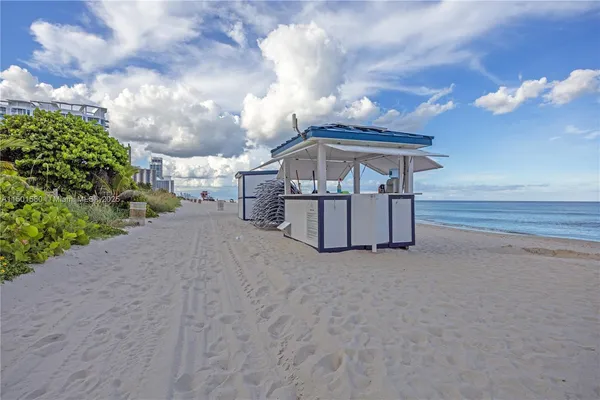 $9,000 | 6365 Collins Avenue, Unit 4106, Miami Beach, FL 33141