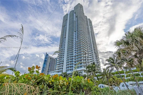 $9,000 | 6365 Collins Avenue, Unit 4106, Miami Beach, FL 33141