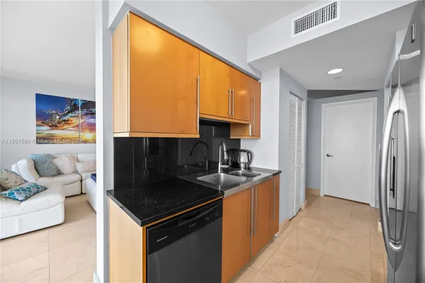 $9,000 | 6365 Collins Avenue, Unit 4106, Miami Beach, FL 33141