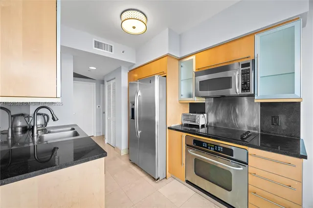 $9,000 | 6365 Collins Avenue, Unit 4106, Miami Beach, FL 33141