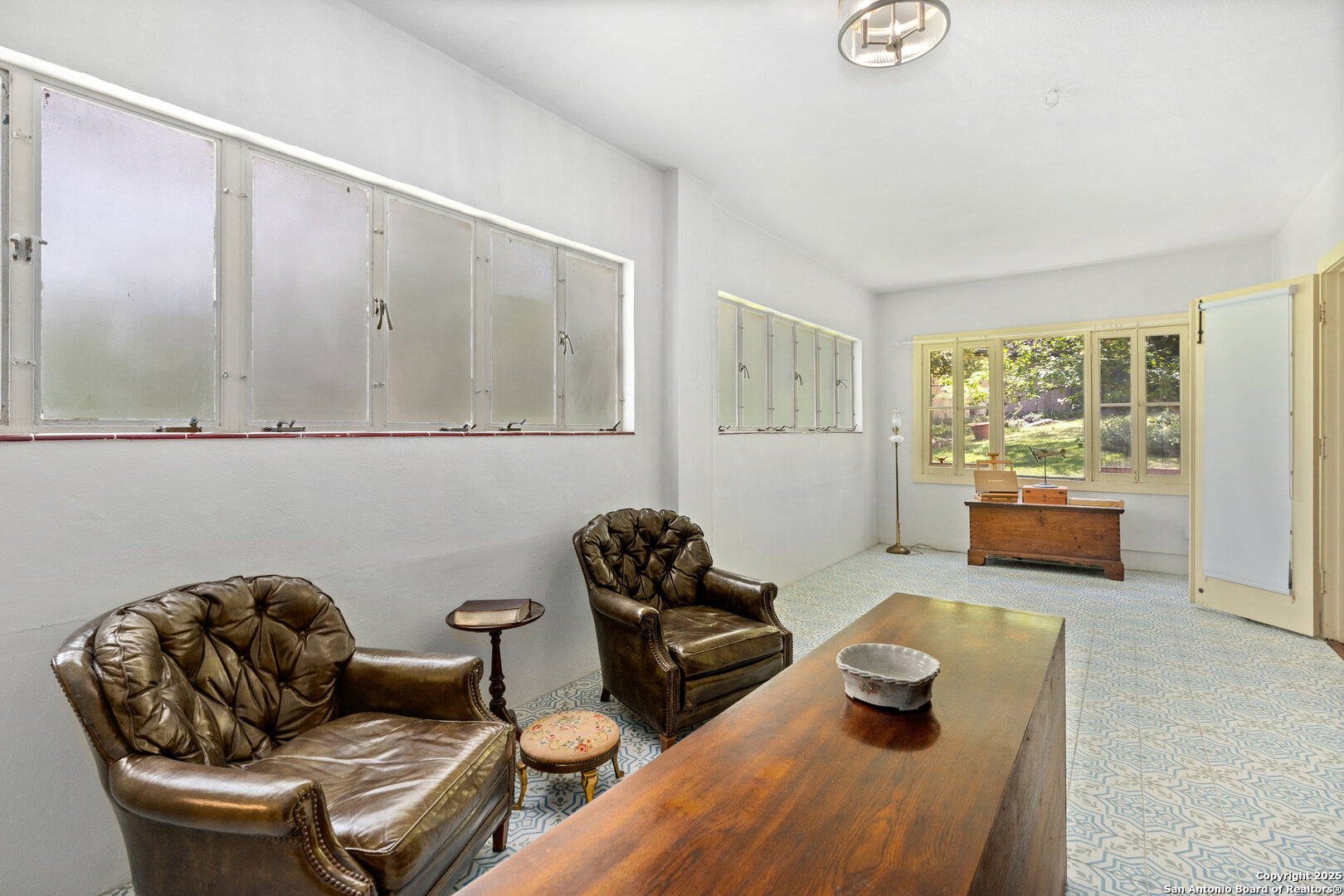 5351 Fredericksburg Road San Antonio, TX 78229 - Photo 26 of 50 a living room with furniture and a window