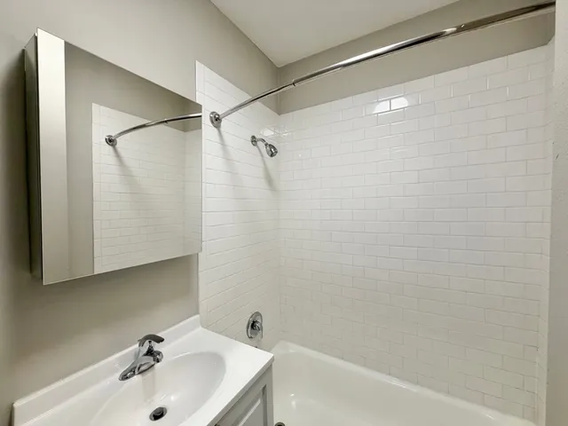 $2,536 | 3433 North Elaine Place, Unit 2R, Chicago, IL 60657