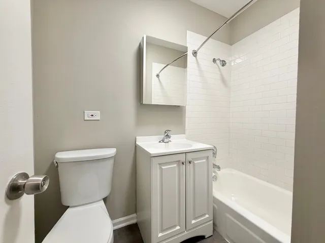 $2,536 | 3433 North Elaine Place, Unit 2R, Chicago, IL 60657
