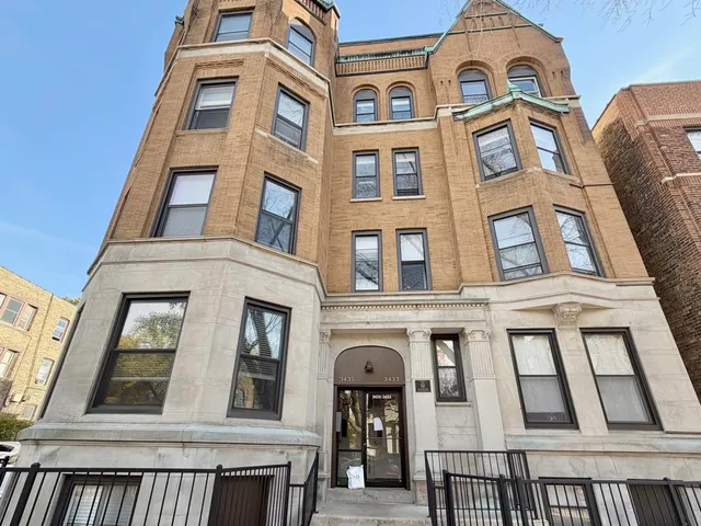 $2,536 | 3433 North Elaine Place, Unit 2R, Chicago, IL 60657