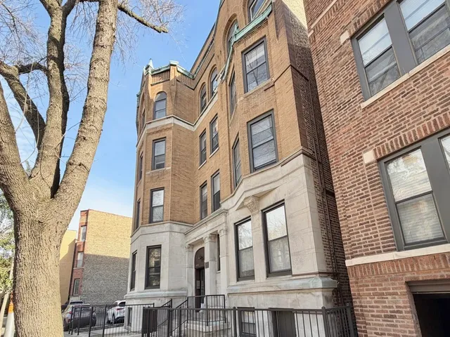 $2,536 | 3433 North Elaine Place, Unit 2R, Chicago, IL 60657