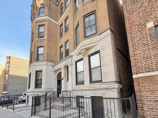 $2,536 | 3433 North Elaine Place, Unit 2R, Chicago, IL 60657