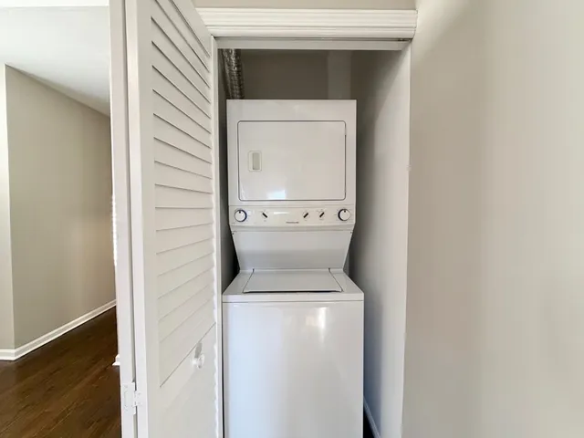 $2,536 | 3433 North Elaine Place, Unit 2R, Chicago, IL 60657