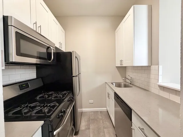 $2,536 | 3433 North Elaine Place, Unit 2R, Chicago, IL 60657