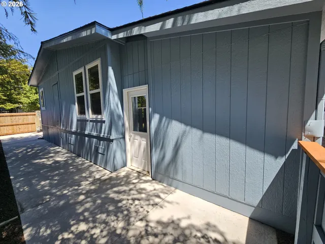a view of backyard of the house
