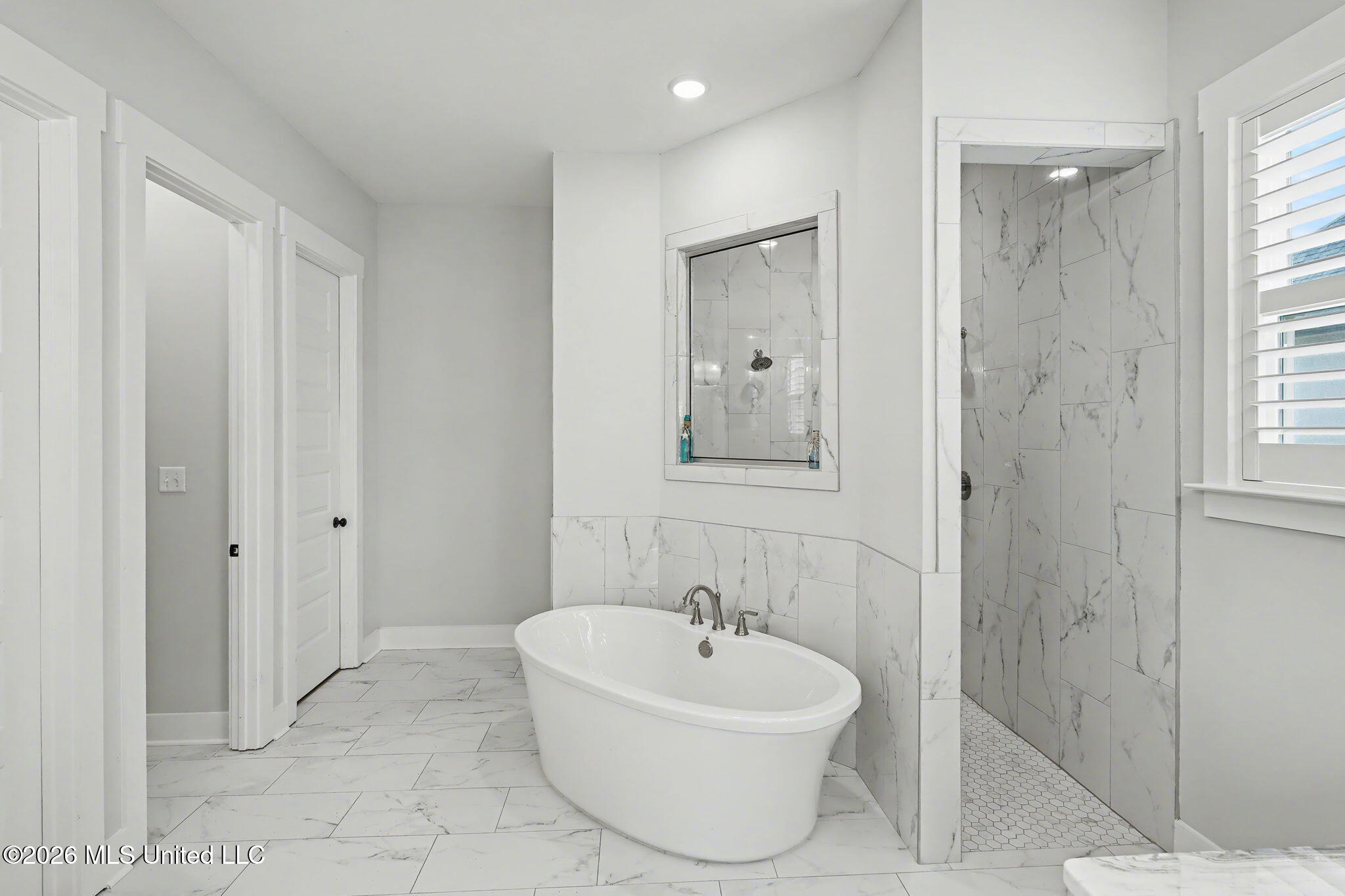 3847 Swan Cove Hernando, MS 38632 - Photo 27 of 50 Walk-through Shower