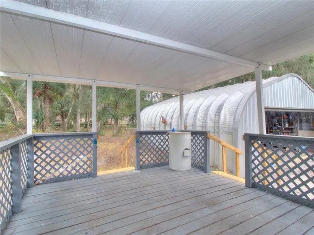 a view of a house with backyard and garden