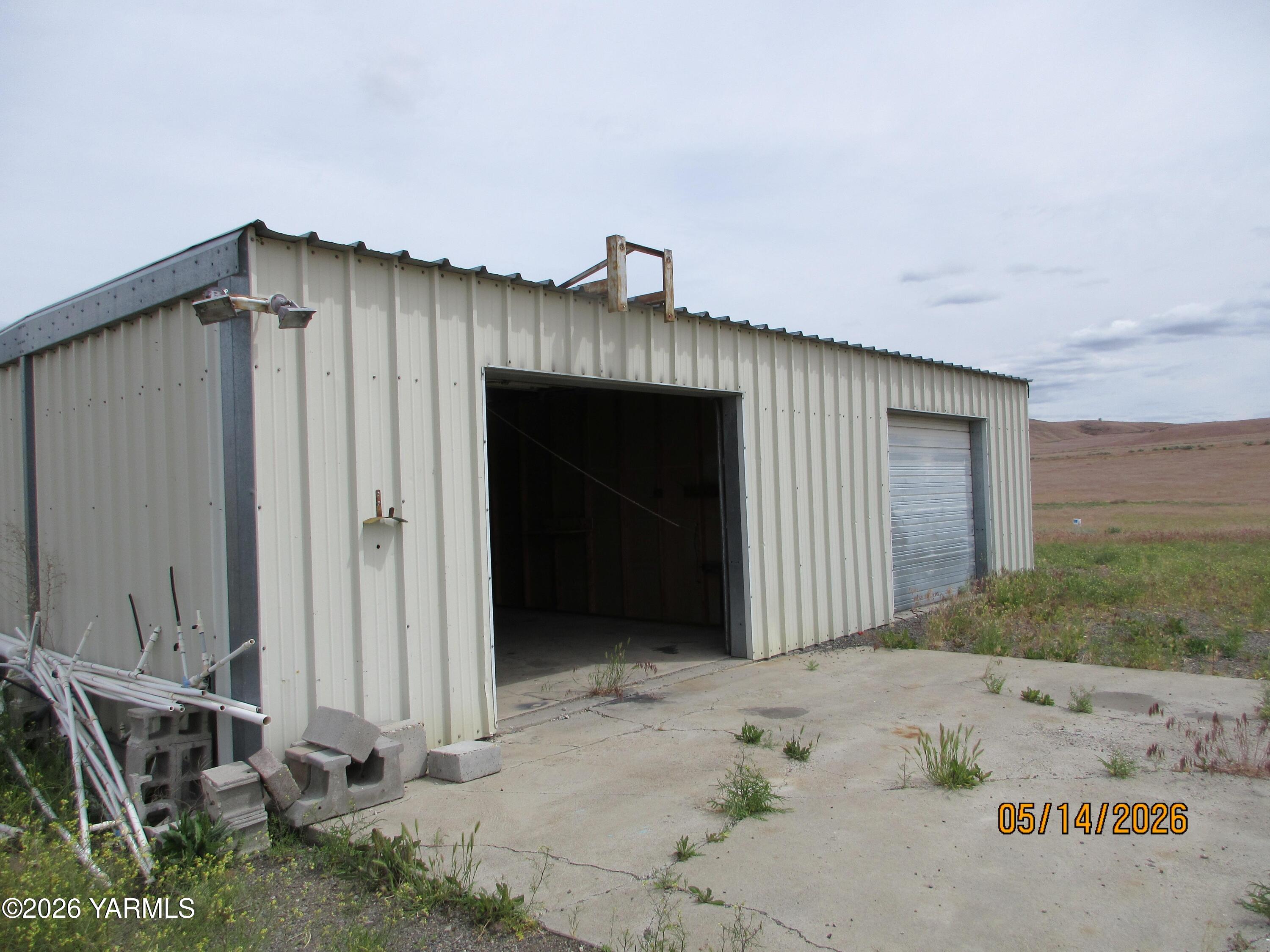 1303 Nightingale Road Wapato, WA 98951 - Photo 25 of 26 a front view of a house