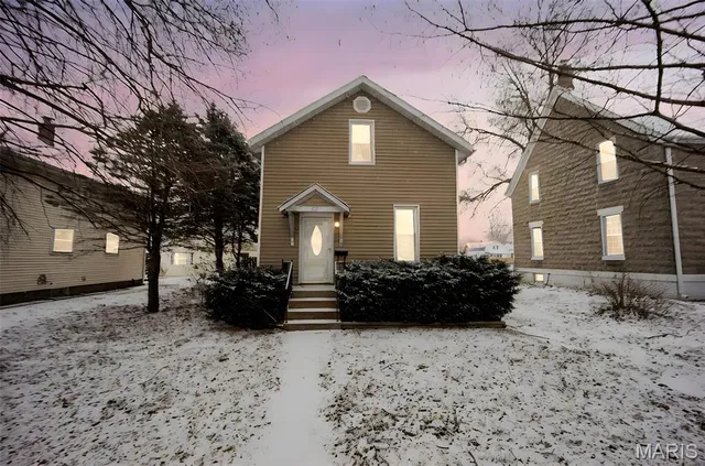 $190,000 | 617 Washington Street, Highland, IL 62249