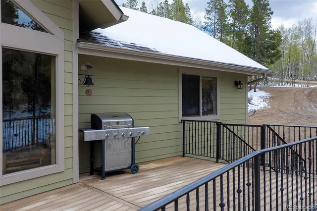 a view of a house with backyard and porch