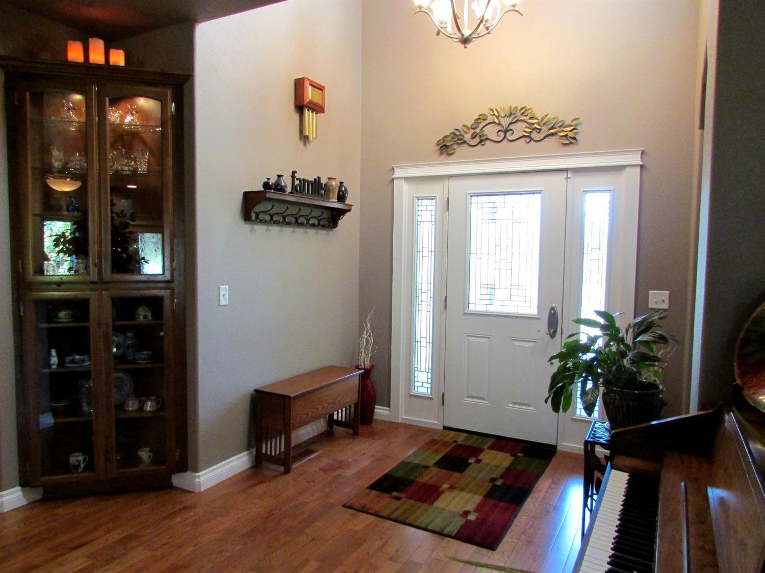 1945 Rabun Way Central Point, OR 97502 - Photo 17 of 30 a room with furniture and window