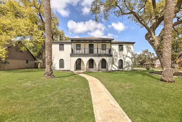 a front view of house with yard