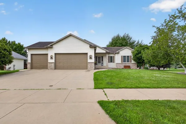 $479,900 | 1002 John And Mary Drive, Chatfield, MN 55923