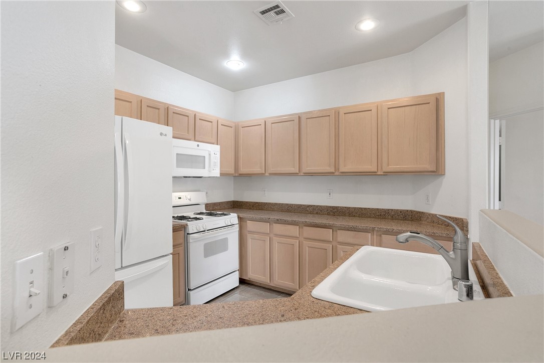 2050 West Warm Springs Road, Unit 1123 Henderson, NV 89014 - Photo 18 of 31 KITCHEN