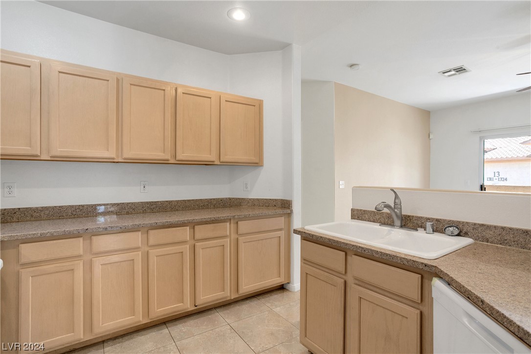 2050 West Warm Springs Road, Unit 1123 Henderson, NV 89014 - Photo 19 of 31 KITCHEN
