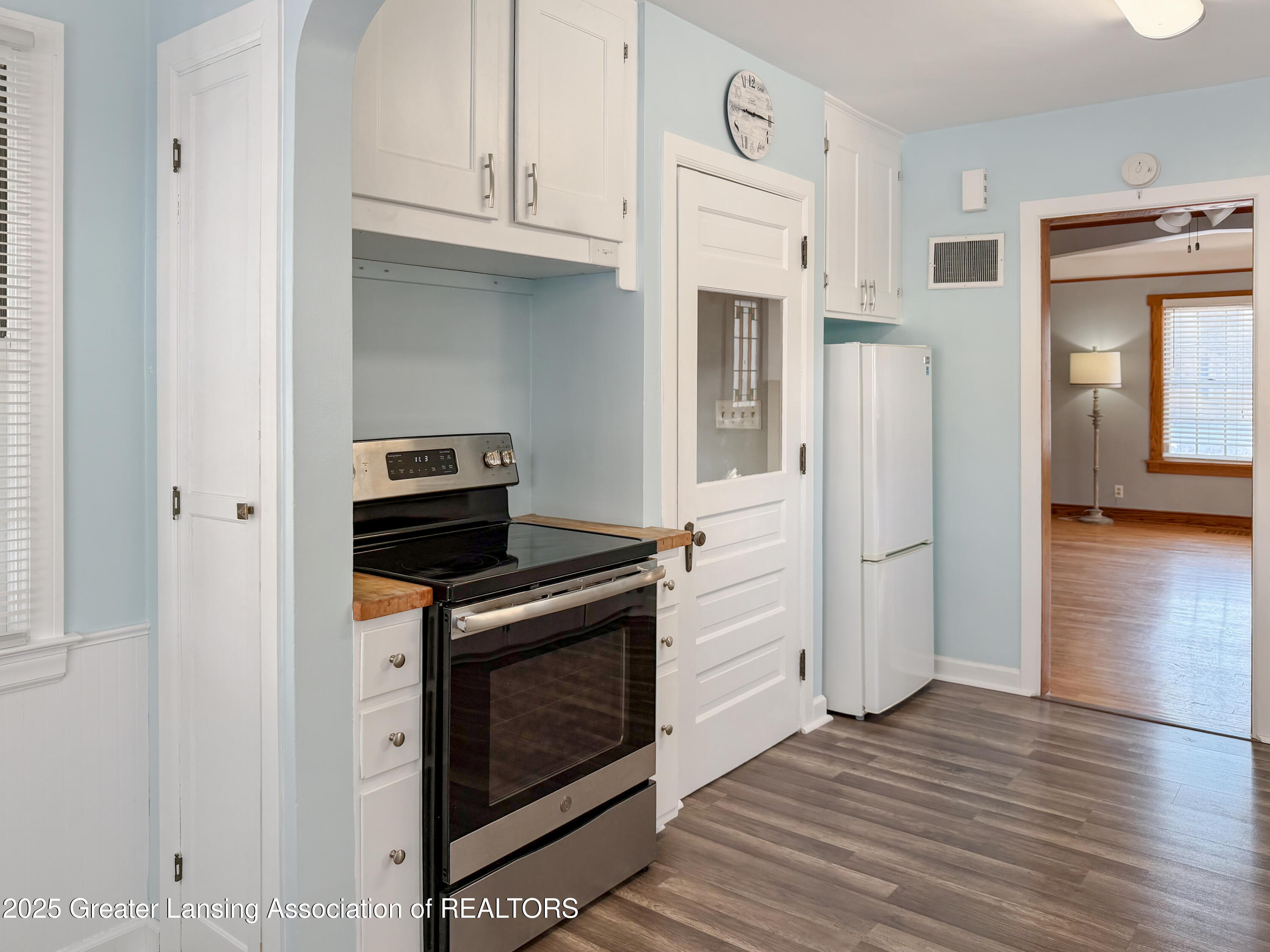 535 Riley Street Lansing, MI 48910 - Photo 10 of 42 Kitchen