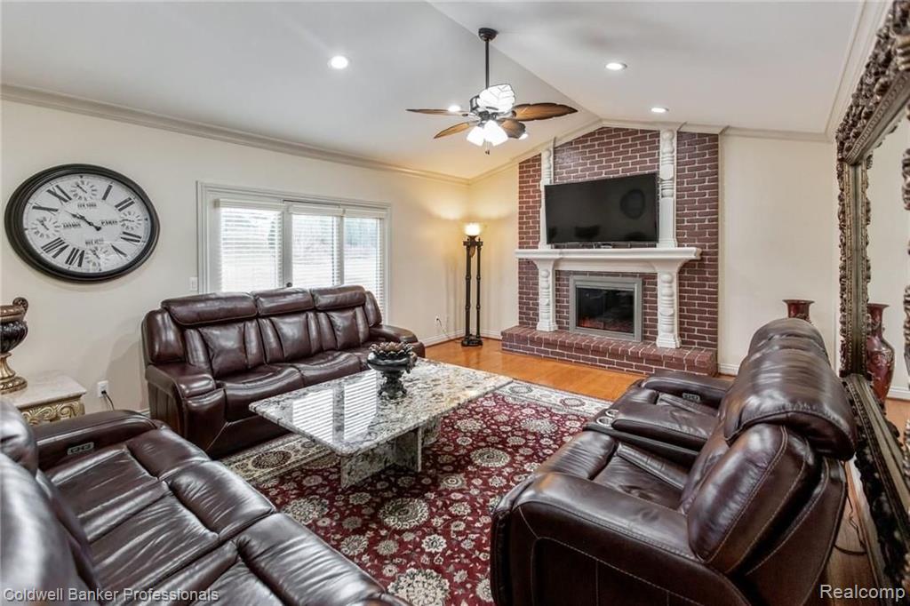 548 Rolling Green Circle Rochester Hills, MI 48309 - Photo 11 of 65