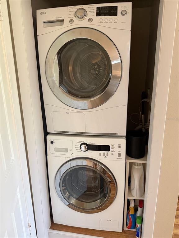 2460 Canadian Way, Unit 22 Clearwater, FL 33763 - Photo 18 of 42 a utility room with dryer and washer
