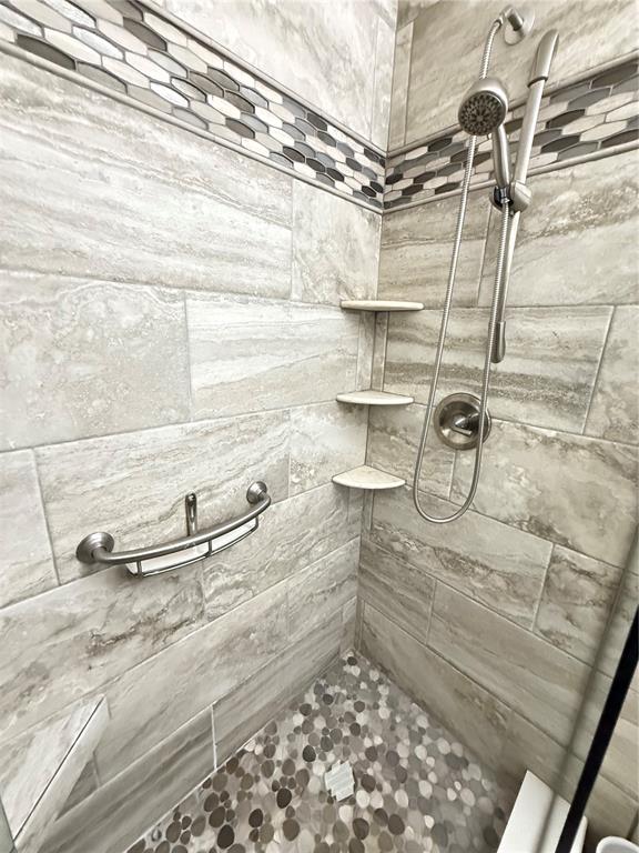 2460 Canadian Way, Unit 22 Clearwater, FL 33763 - Photo 21 of 42 a bathroom with a shower