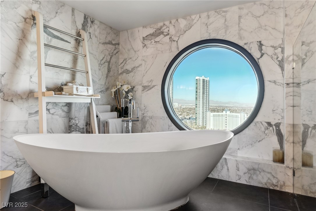 2857 Paradise Road, Unit 2203 Las Vegas, NV 89109 - Photo 32 of 48 Tub With a View