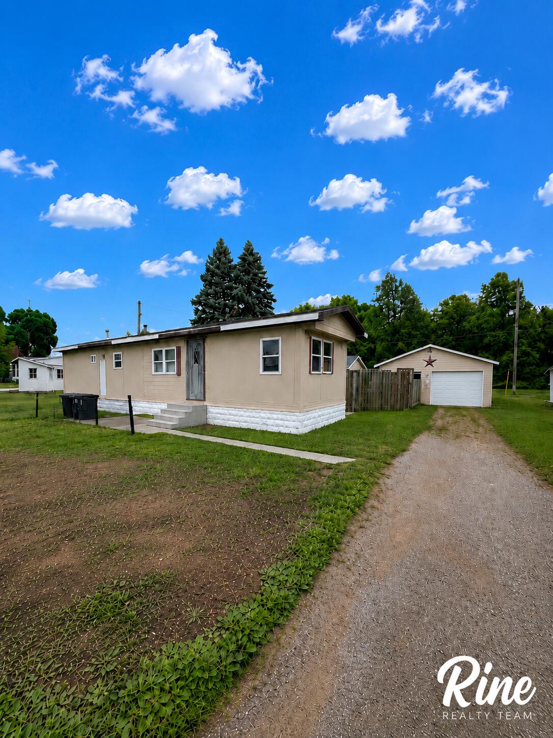 1684 Colwood Road Caro, MI 48723 - Photo 3 of 21 5C992CFF-2B38-46BC-A859-A78CD81BB95F