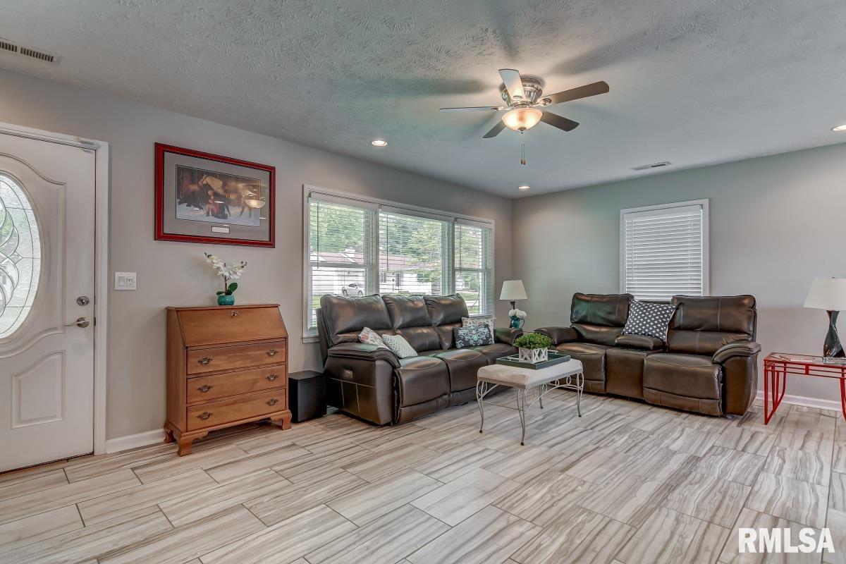 1824 East Hood Street Springfield, IL 62703 - Photo 2 of 30