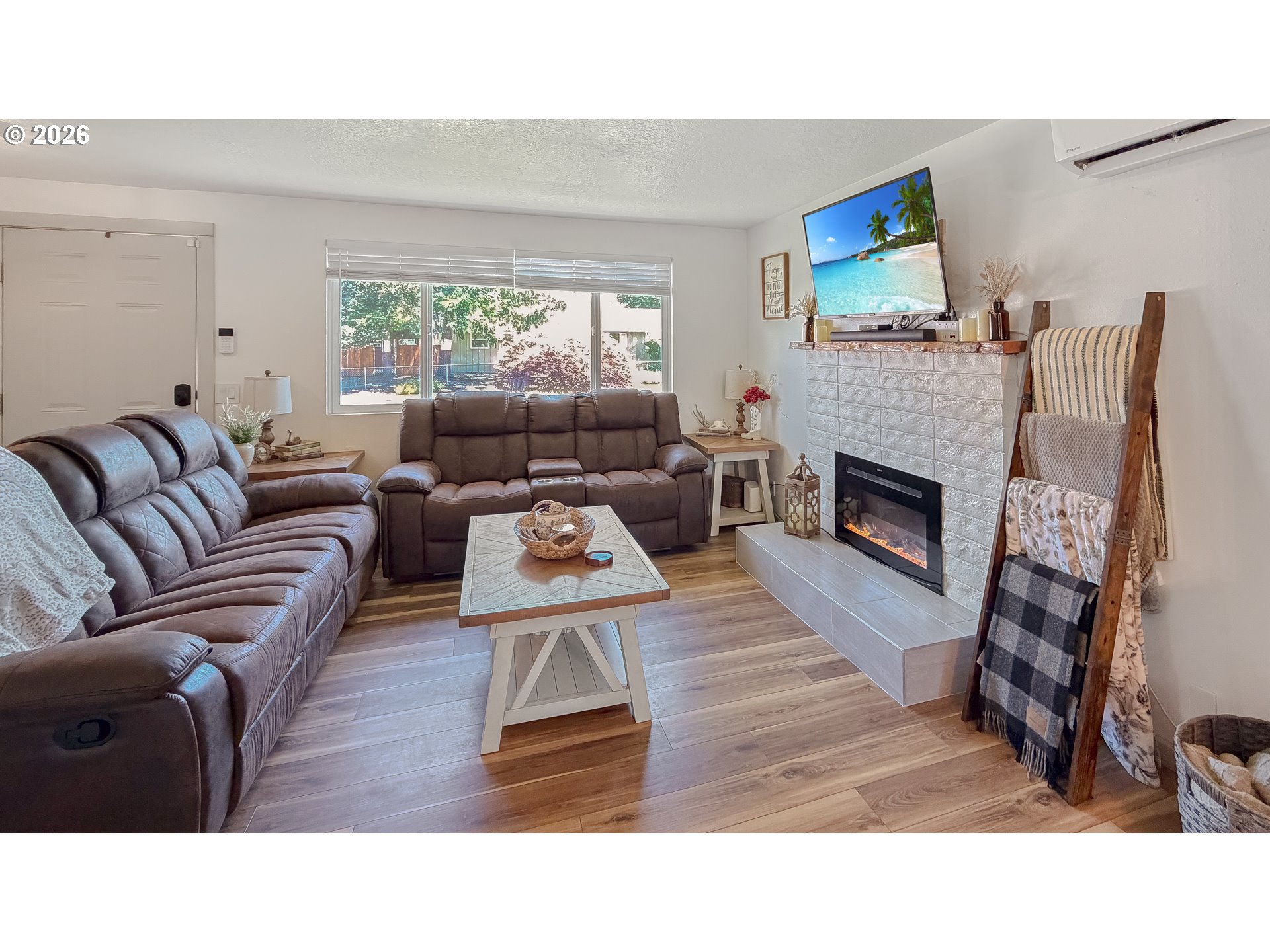 876 Welcome Way Eugene, OR 97402 - Photo 6 of 41 Living Room