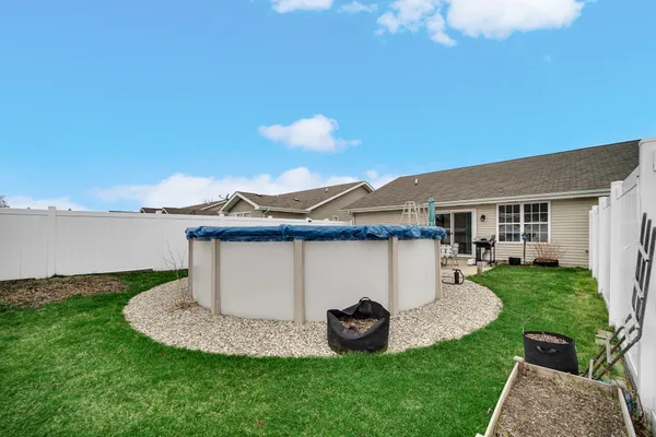 a view of a house with backyard and garden
