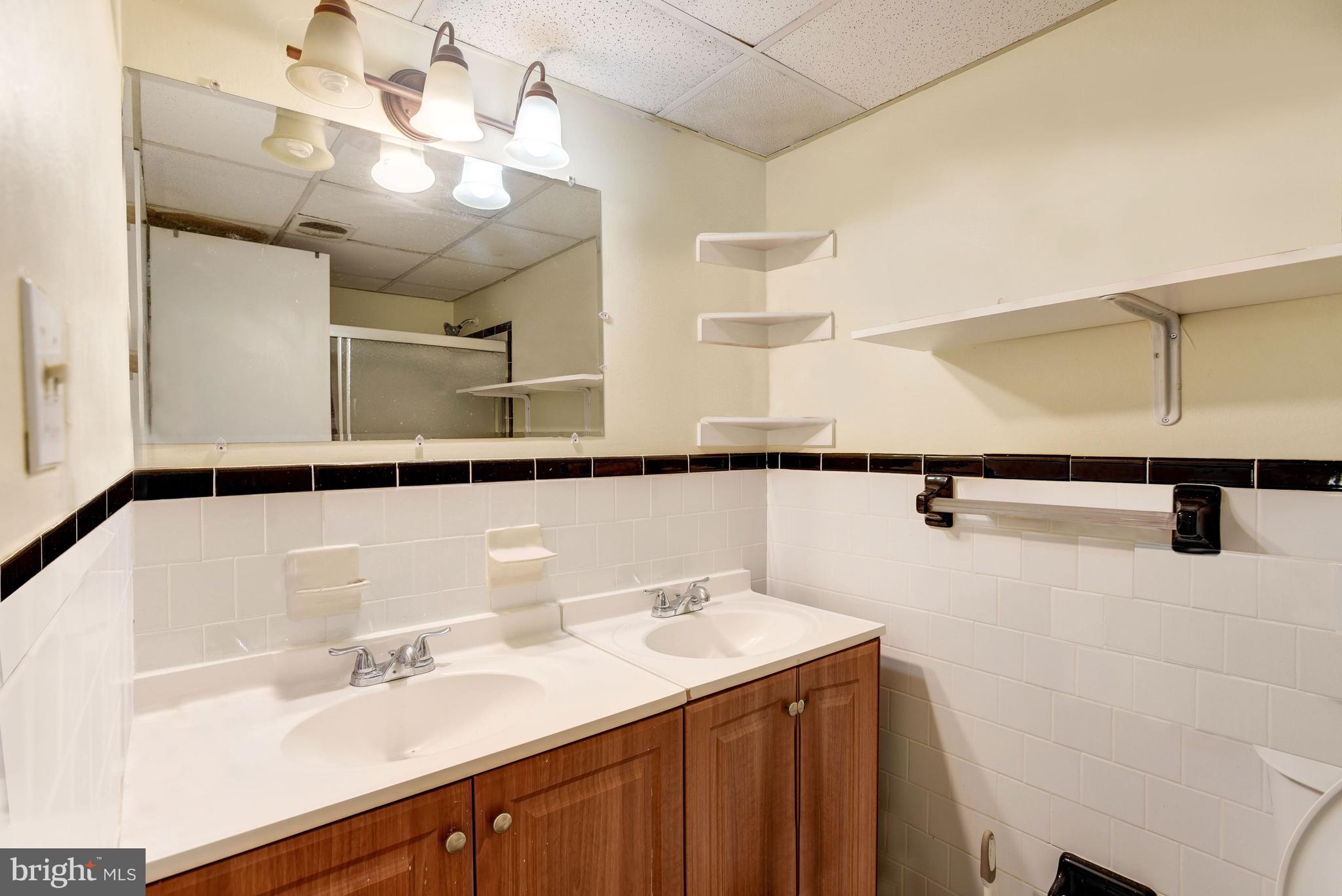 7977 Riggs Road, Unit 4 Hyattsville, MD 20783 - Photo 7 of 11 Primary Bath
