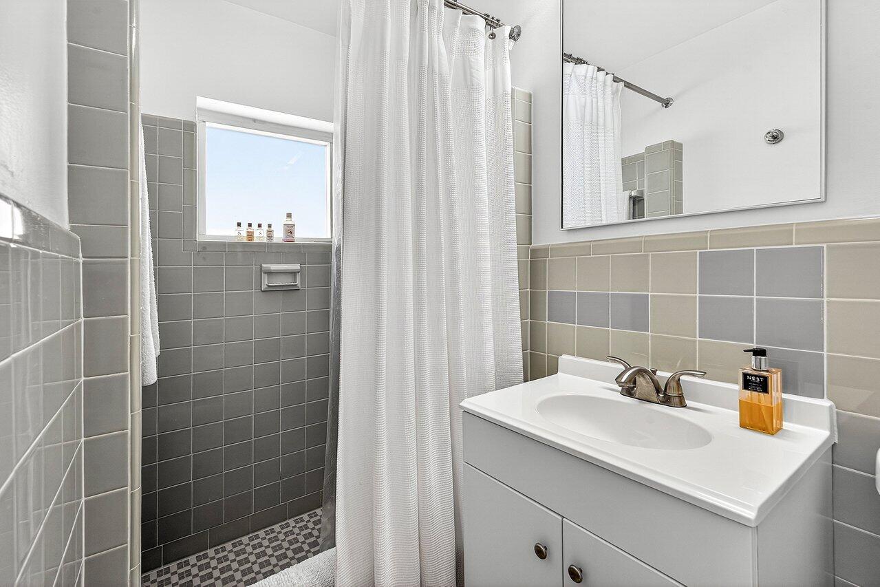 3511 Washington Road West Palm Beach, FL 33405 - Photo 17 of 47 Bathroom Suite