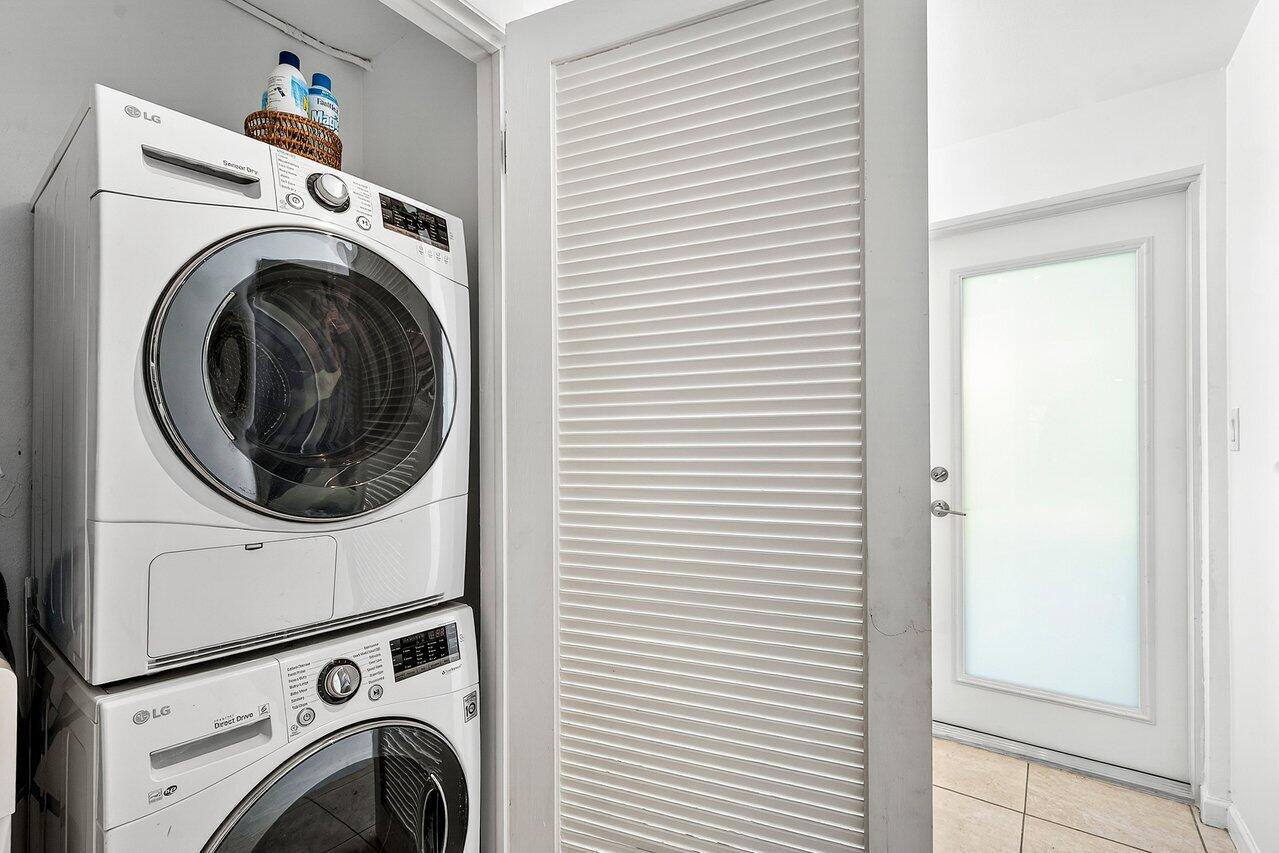 3511 Washington Road West Palm Beach, FL 33405 - Photo 25 of 47 Washer & Dryer