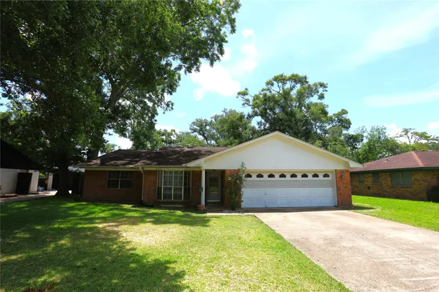 $240,000 | 232 Wayne Drive, Clute, TX 77531