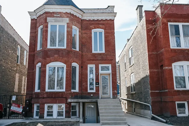 $2,000 | 3015 West 19th Street, Unit 2, Chicago, IL 60623