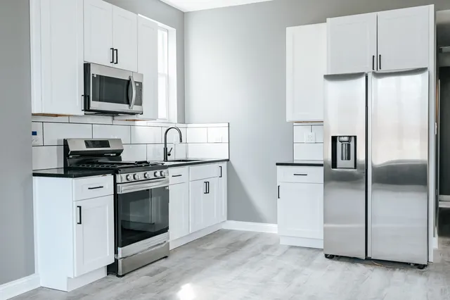 $2,000 | 3015 West 19th Street, Unit 2, Chicago, IL 60623