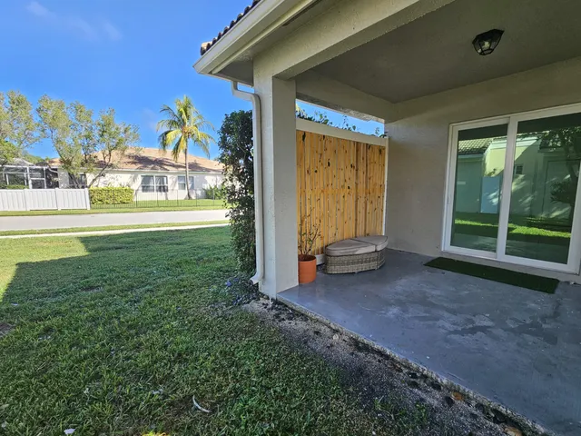 a view of a house with a porch and a yard