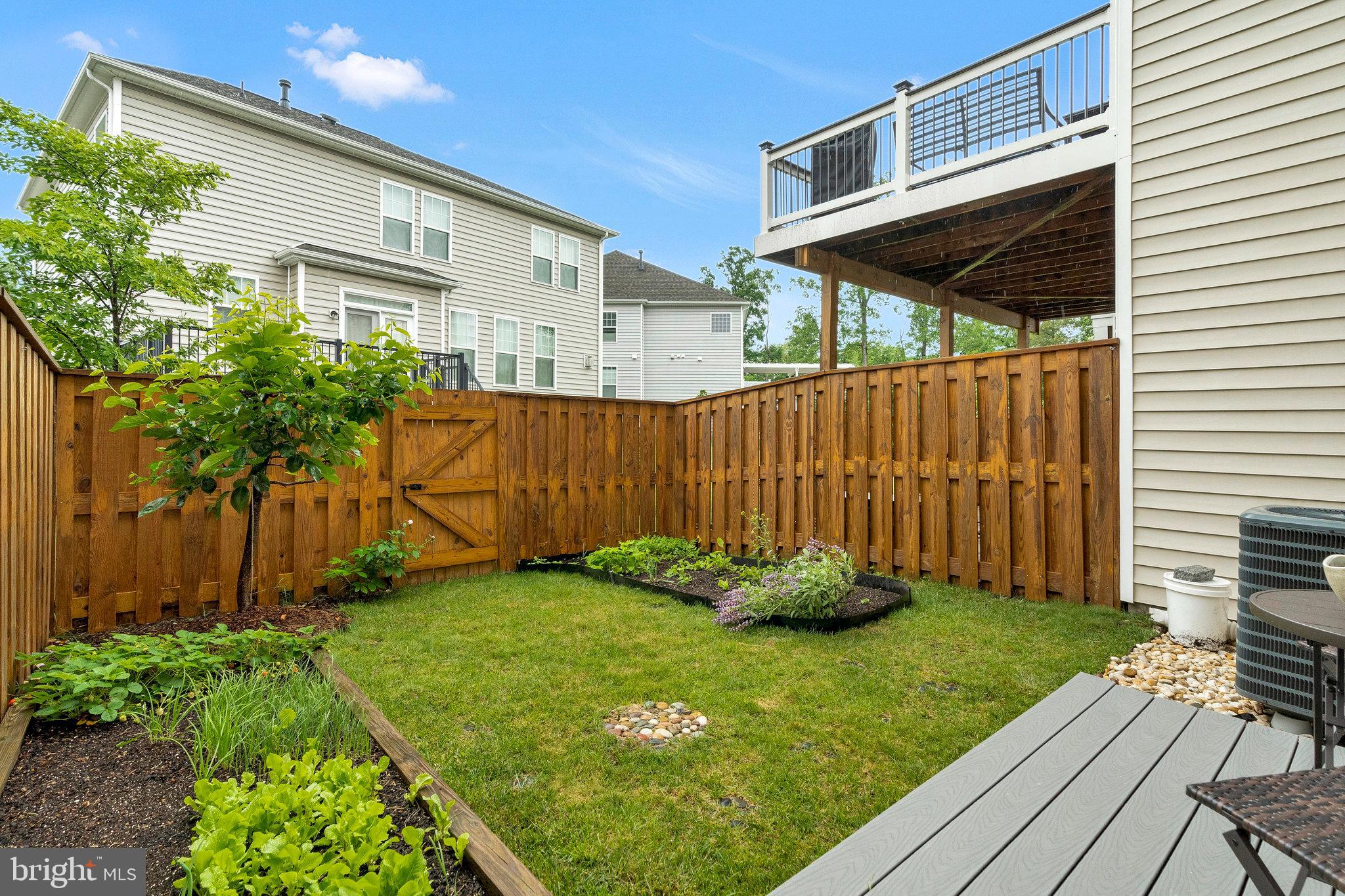 42248 Lancaster Wds Square Chantilly, VA 20152 - Photo 41 of 62 backyard