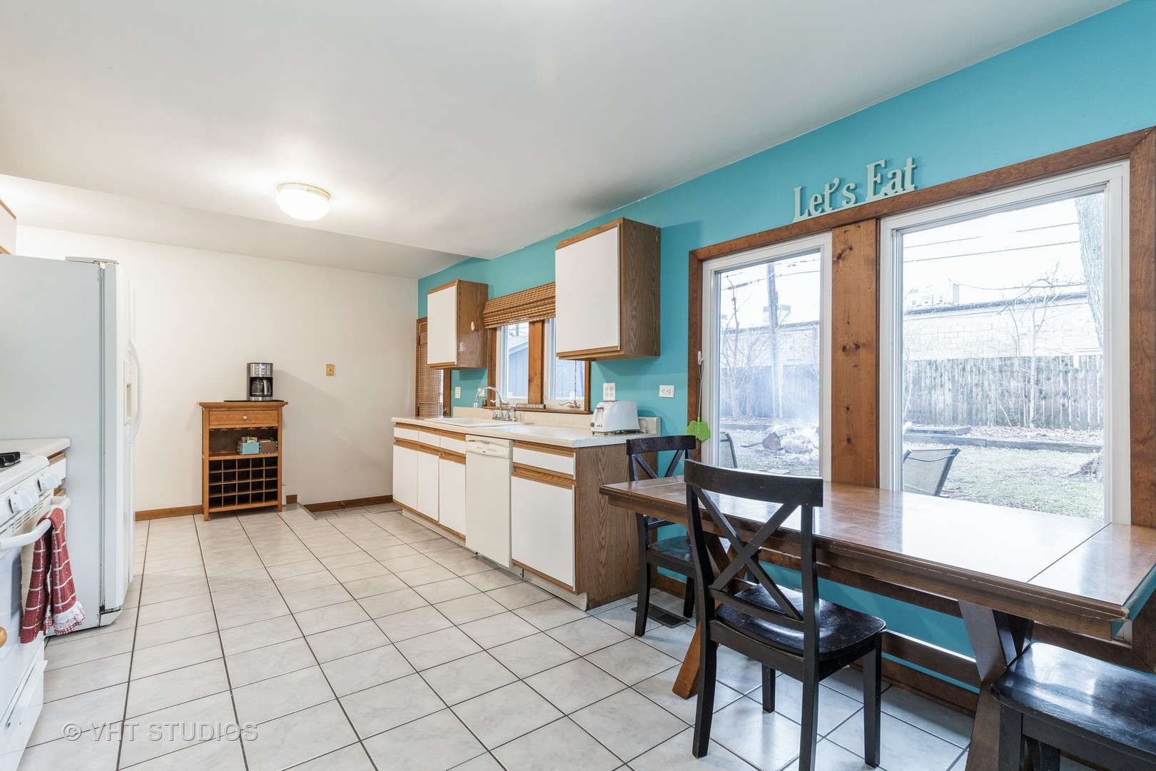 103 Beach Drive Algonquin, IL 60102 - Photo 13 of 21 a kitchen with a table chairs and a stove