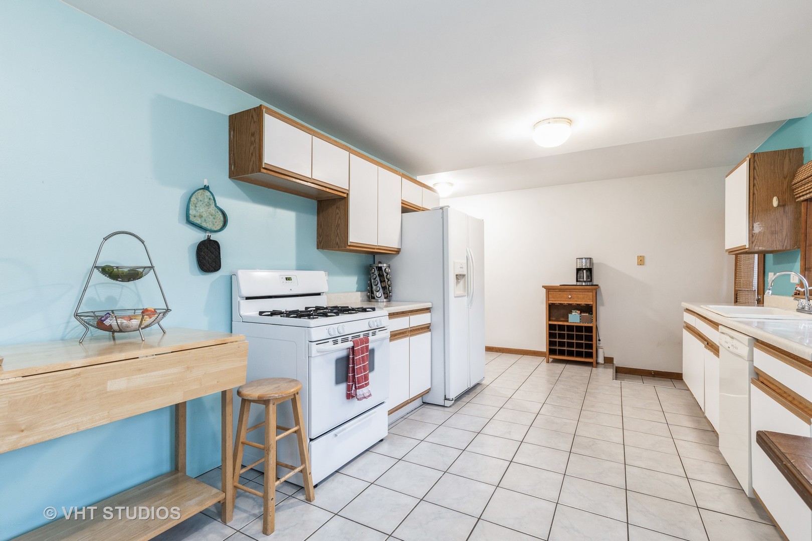 103 Beach Drive Algonquin, IL 60102 - Photo 14 of 21 a kitchen with stainless steel appliances a stove a sink and a refrigerator