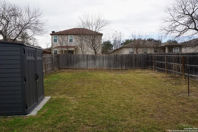 a view of a backyard