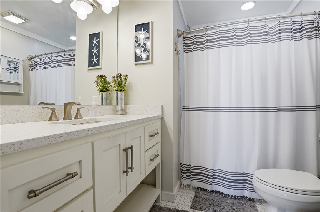 805 Mallery Street, Unit B St. Simons Island, GA 31522 - Photo 22 of 37 Primary ensuite